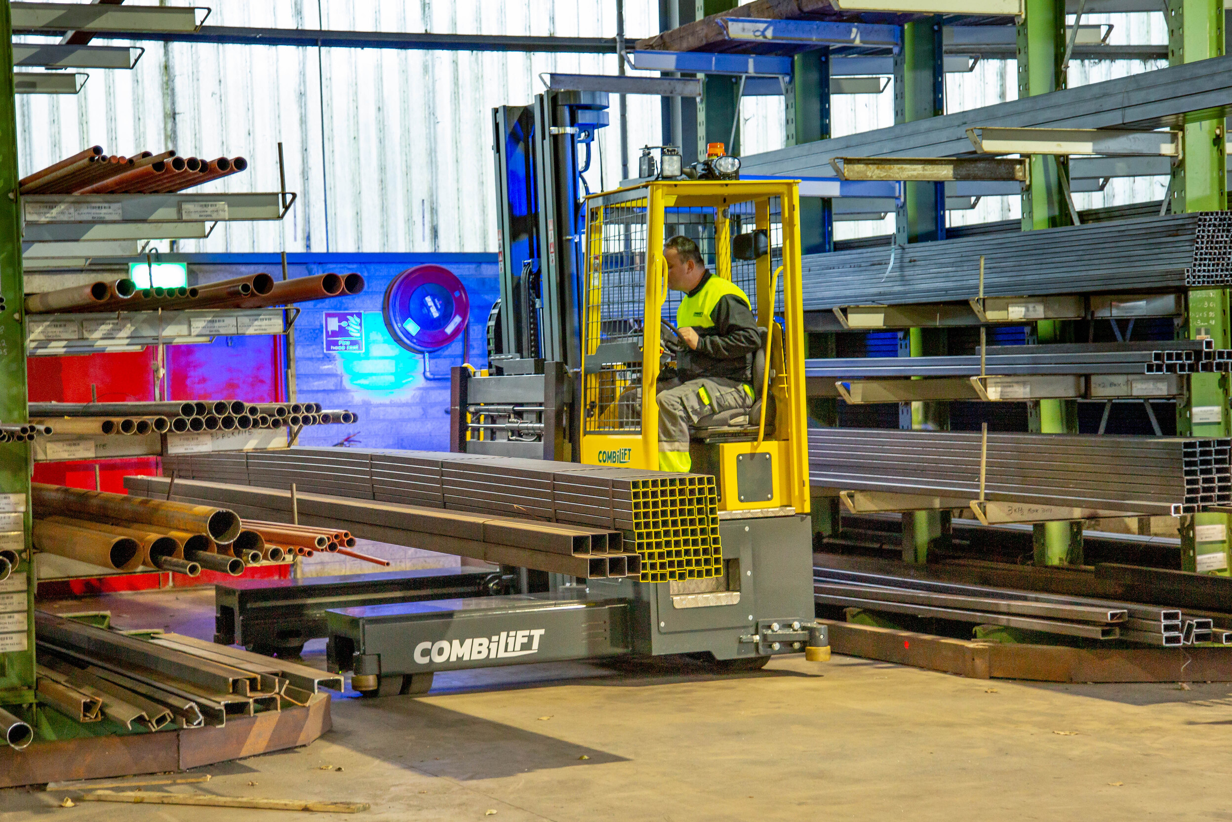 Combi-MR4 meerweg zijlader met 360-besturing in houtmagazijn